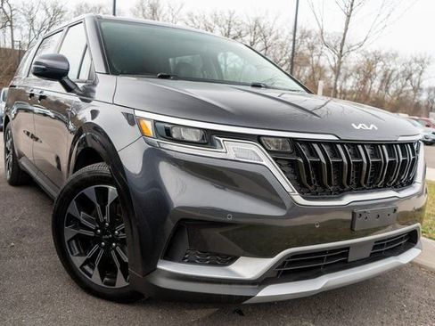 Used 2024 Kia Carnival EX image 1