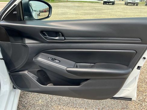 Used 2025 Nissan Altima 2.5 S FWD image 11