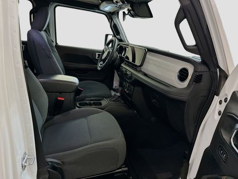Used 2025 Jeep Wrangler Sahara image 31