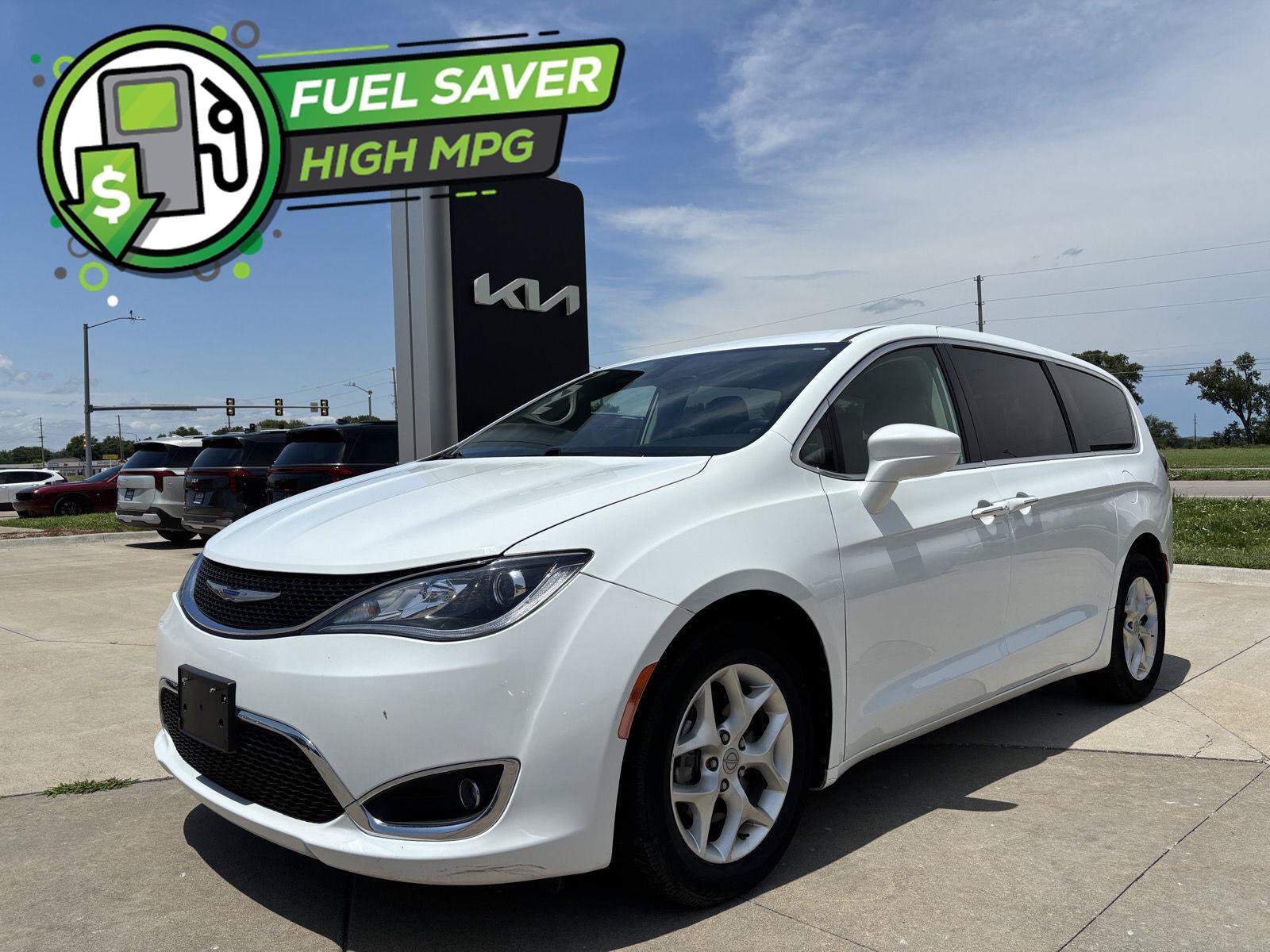 Used 2020 Chrysler Pacifica Touring w/ Tire & Wheel Group FWD image 1