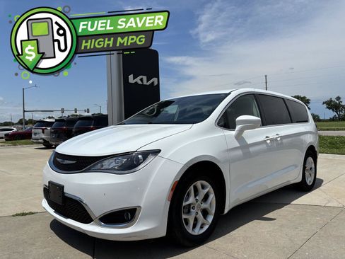 Used 2020 Chrysler Pacifica Touring w/ Tire & Wheel Group FWD image 1