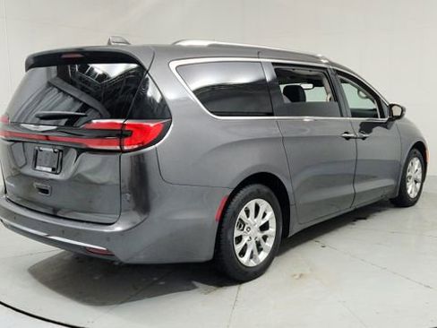 Used 2021 Chrysler Pacifica Touring-L w/ Uconnect Theater Family Group image 5