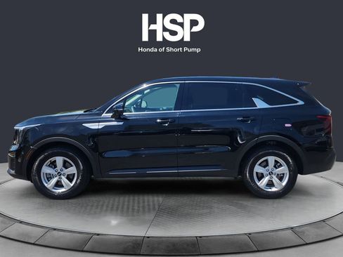 Used 2025 Kia Sorento LX FWD image 2