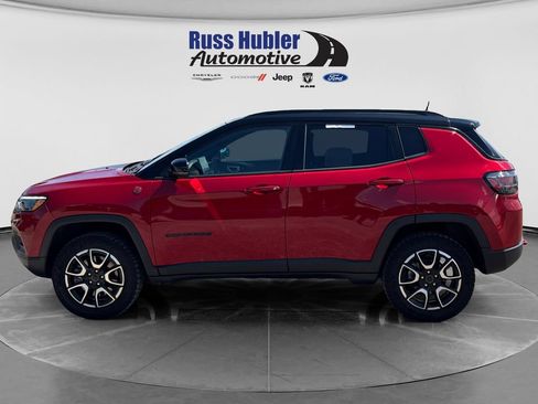 Used 2025 Jeep Compass Trailhawk w/ Trailhawk Elite Group AWD/4WD image 2