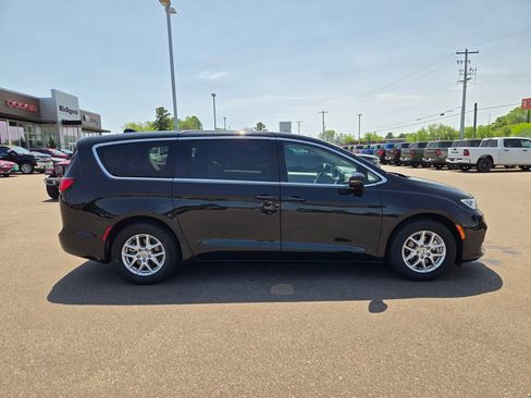 Used 2024 Chrysler Pacifica Touring-L FWD image 3