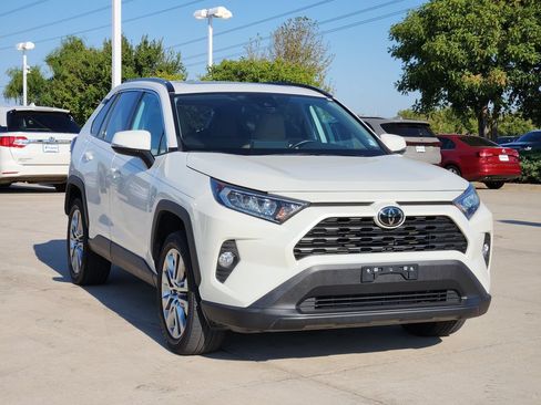 Used 2021 Toyota RAV4 XLE Premium FWD image 3