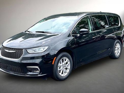 Used 2023 Chrysler Pacifica Touring-L FWD image 3