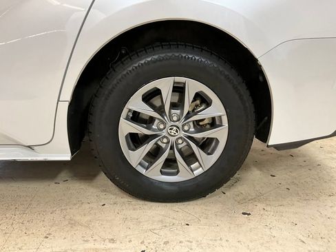 Used 2024 Toyota Sienna XLE image 18