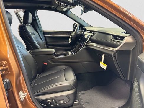 New 2026 Jeep Grand Cherokee L Limited w/ Limited Altitude Package AWD/4WD image 16