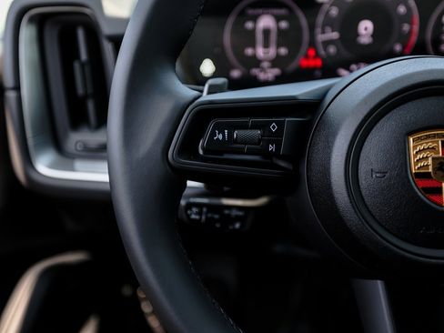 Certified 2025 Porsche Cayenne Coupe image 17