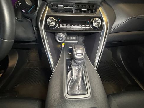 Used 2024 Toyota Venza LE AWD/4WD image 11