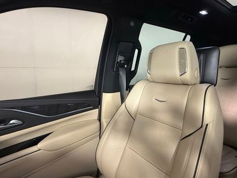 Used 2023 Cadillac Escalade Premium Luxury AWD/4WD image 17