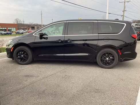 Used 2024 Chrysler Pacifica Touring-L image 4