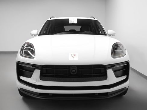 Certified 2026 Porsche Macan image 8