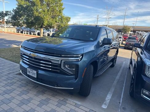 Used 2025 Chevrolet Suburban LT w/ Comfort Package image 2