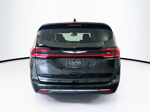 Used 2023 Chrysler Pacifica Touring-L image 7