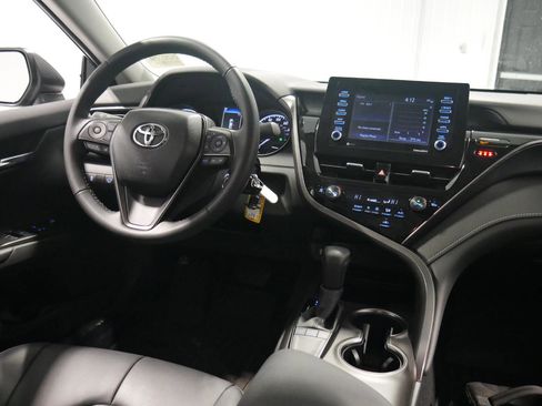 Used 2024 Toyota Camry SE image 18