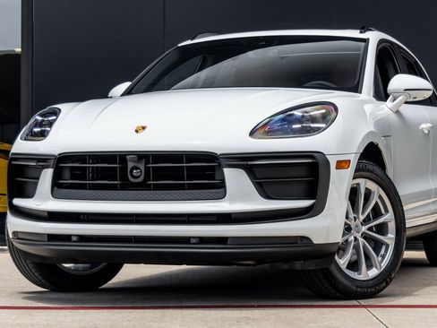 Certified 2025 Porsche Macan image 7