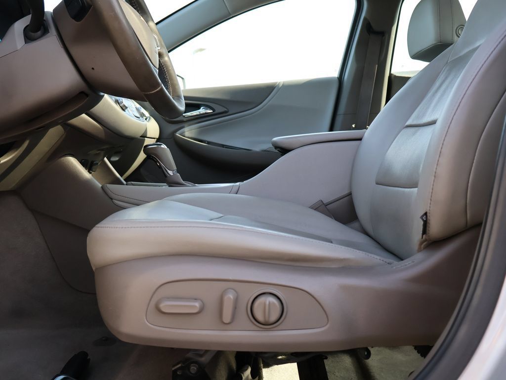 Used 2016 Chevrolet Malibu Premier w/ Driver Confidence Package II FWD image 40