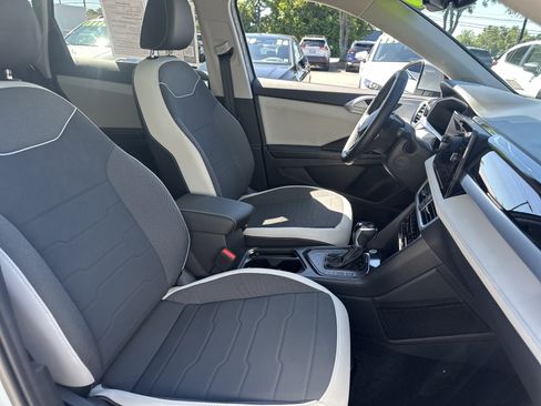 Used 2025 Volkswagen Taos SE w/ Panoramic Sunroof Package FWD image 13