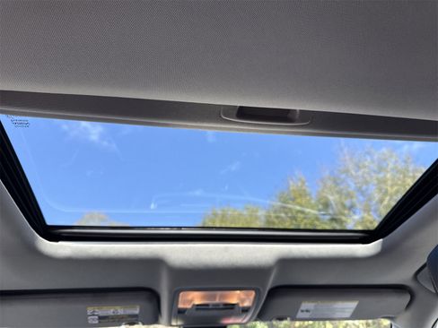 Used 2018 Toyota Highlander SE image 16