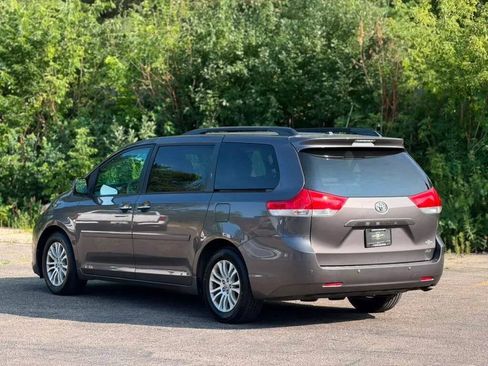 Used 2012 Toyota Sienna XLE FWD image 4