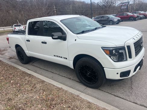 Used 2019 Nissan Titan SV w/ SV Convenience Package image 3