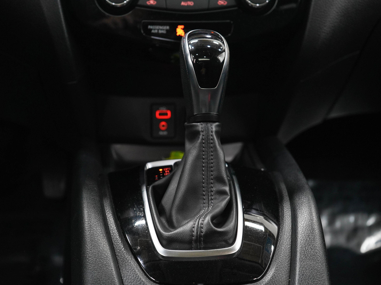 Used 2017 Nissan Rogue SV AWD/4WD image 19