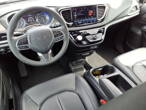 Used 2025 Chrysler Pacifica Select FWD image 5