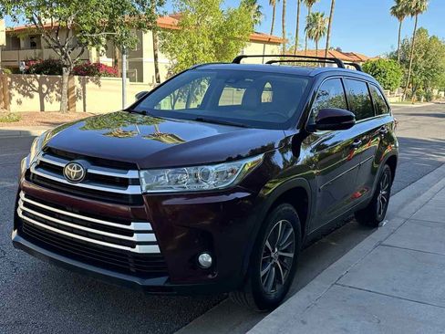 Used 2019 Toyota Highlander XLE image 4