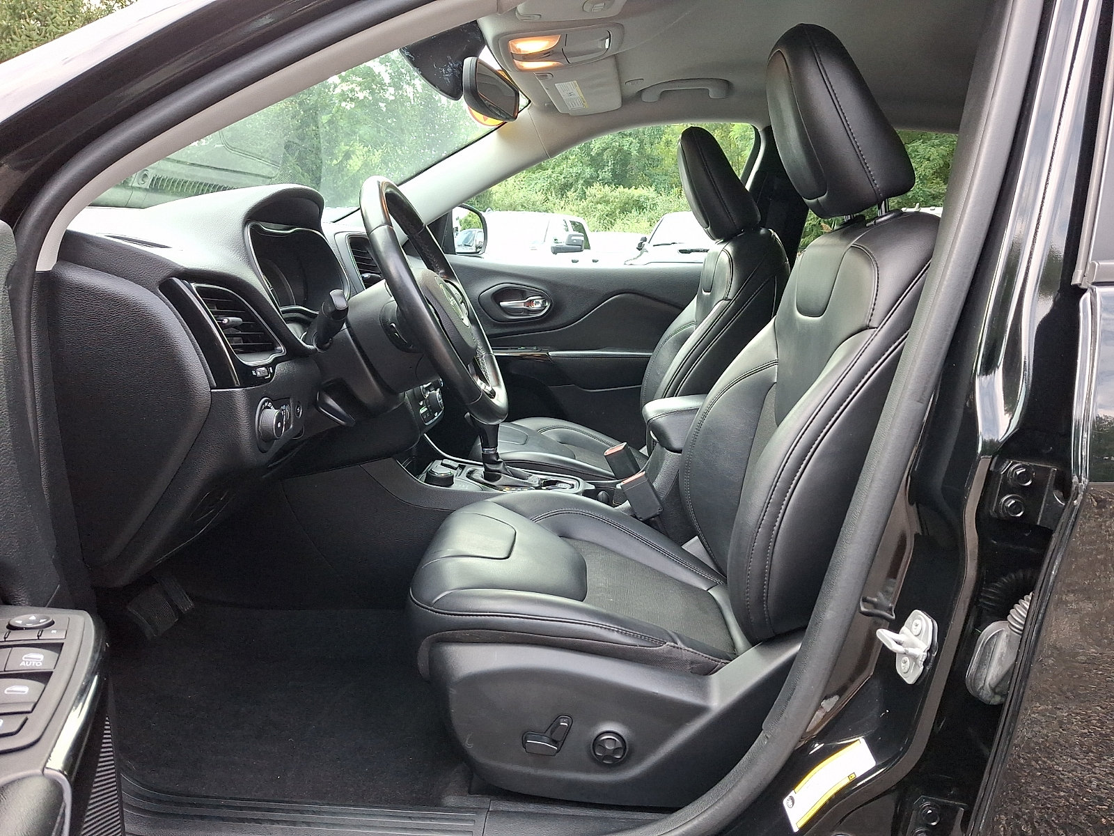 Certified 2020 Jeep Cherokee Latitude Plus AWD/4WD image 14