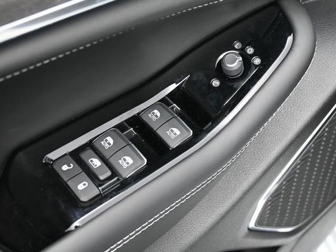 Used 2024 Jeep Grand Cherokee Overland w/ Luxury Tech Group IV image 40