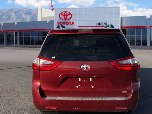 Used 2020 Toyota Sienna XLE FWD image 4