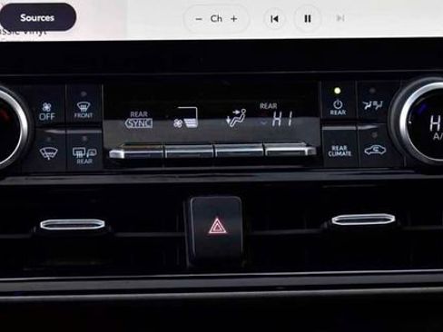 Certified 2023 Toyota Highlander XLE image 24