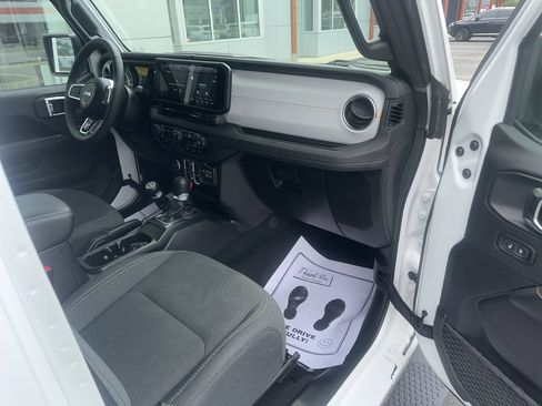 Used 2025 Jeep Wrangler Unlimited Sahara w/ Safety Group AWD/4WD image 9