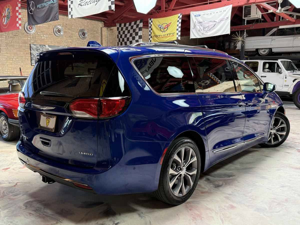 Used 2018 Chrysler Pacifica Limited w/ Tire & Wheel Group FWD image 4