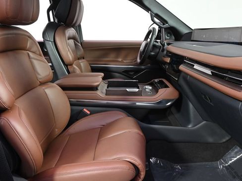 New 2026 Lincoln Navigator L Reserve AWD/4WD image 16