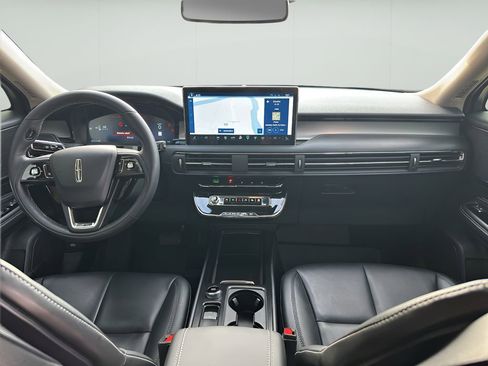 Used 2025 Lincoln Corsair AWD image 12