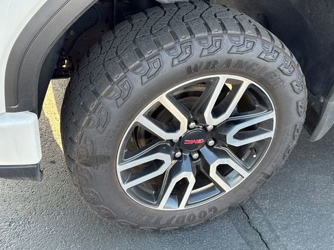 Used 2024 GMC Sierra 1500 AT4 w/ Technology Package AWD/4WD image 9