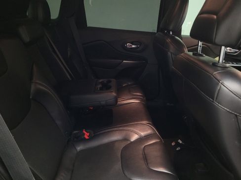 Used 2019 Jeep Cherokee Latitude Plus w/ Comfort/Convenience Group image 19