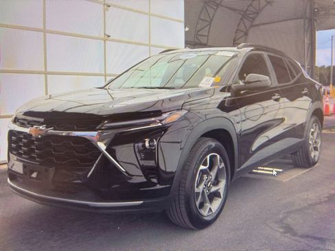Used 2025 Chevrolet Trax LT FWD image 1