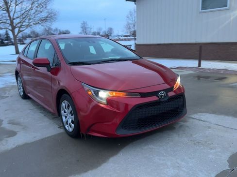 Used 2021 Toyota Corolla LE image 2