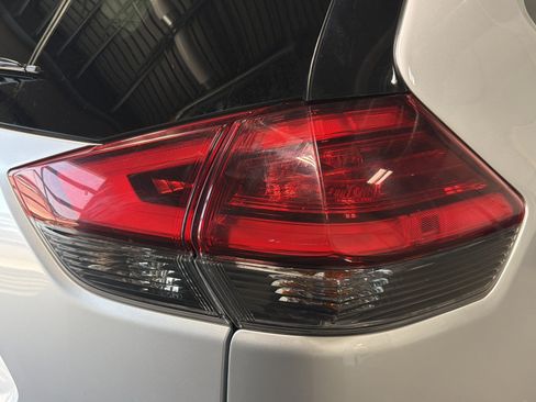Used 2017 Nissan Rogue SV AWD/4WD image 17