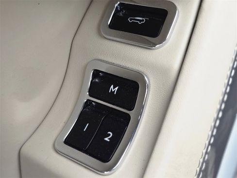 Used 2023 Bentley Bentayga Extended Wheelbase image 30