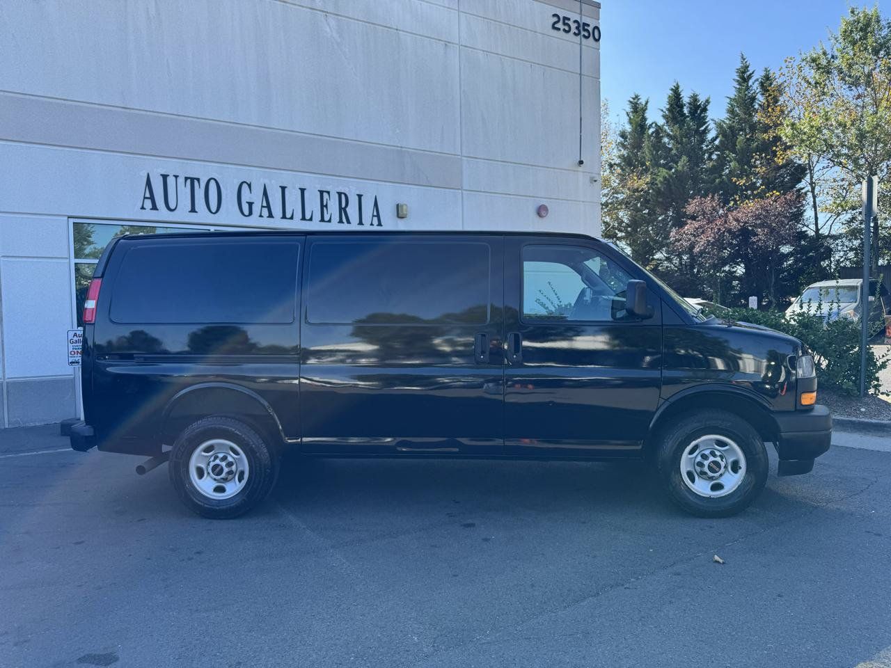 Used 2020 GMC Savana 2500 RWD image 2