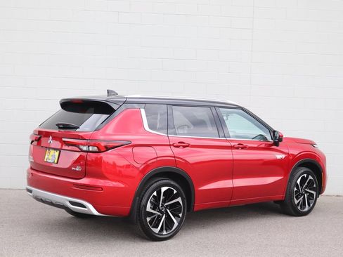 Used 2025 Mitsubishi Outlander 4WD Plug-In Hybrid image 2