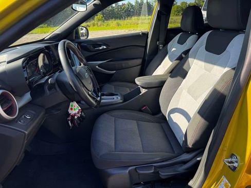 Used 2024 Chevrolet Trax RS w/ Sunroof Package FWD image 21