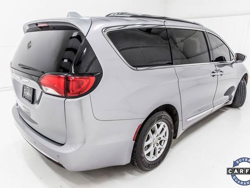 Used 2020 Chrysler Pacifica Touring-L image 8