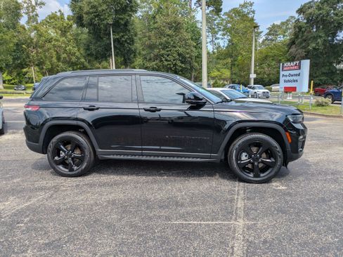 Used 2024 Jeep Grand Cherokee Limited w/ Black Appearance Package RWD image 3