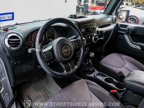 Used 2015 Jeep Wrangler Unlimited Rubicon w/ Connectivity Group image 4